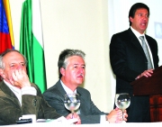 Juan Antonio SánchezEl director Nacional de la Aerocivil, Fernando Sanclemente Alzate, explicó desde el atril todos los detalles del proceso licitatorio. Le acompañan en la gráfica, de izquierda a derecha, Francisco Saldarriaga, gerente del Olaya Herrera, y Javier Darío Toro, gerente de Concesiones Viales del Departamento.