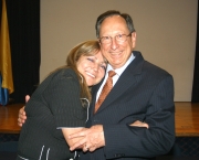 Luz Dary Gutiérrez, de la Fundación Nace una Estrella, expresa su gratitud al doctor Juan Gómez Martínez.