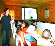 Hernán ChicaA través de diapositivas, los niños y jóvenes aprendieron teoría de la imagem e historia de la fotografía.