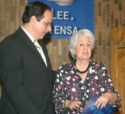 Luis Miguel De Bedout, gerente de EL COLOMBIANO, y Merceditas Arboleda de Fernández, en representación del Refugio de Ancianos San Cristóbal.