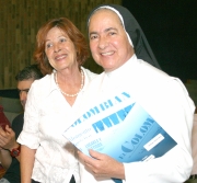 Juan Fernando CanoNora Rivera, de la Junta Directiva del Clásico de Ejecutivos, entregó la donación a la Hermana Rosario Ángel, del Refugio Santa Ana.