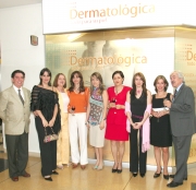 Quienes componen Dermatológica durante la recepción de su segundo aniversario en días recientes.