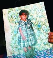 En la imagen se ve cuando Julián era aún una niña.