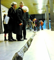 Carlos Uribe El público se ve involucrado directamente con la obra de Doris Salcedo. Una propuesta que interroga, que habla sobre las divisiones, las exclusiones en un mundo de terribles contrastes.