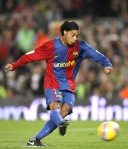 AP Ronaldinho alcanzó la mágica cifra de 50 goles en la máxima competición española a los 35 minutos de la primera parte del partido.