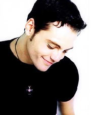 A los 24 años de edad, Tiziano Ferro está conquistando el mercado del pop. Acaba de recibir disco de Platino en México y en Colombia tiene pegados dos temas, de su más reciente trabajo 111.