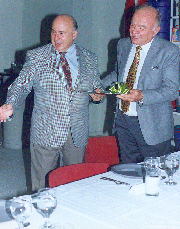En la familia Imusa permanece el recuerdo de su anterior presidente, Joaquín Ruiseco, fallecido en junio de 2001. Aquí aparece con Miguel Ernesto García, quien fue presidente de la junta directiva, hoy jubilado.
