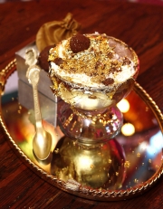 Reuters Quien decida degustar el exótico postre, dispondrá de una cuchara de oro y diamantes.
