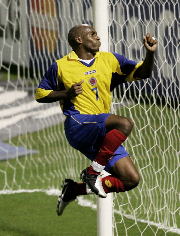 Reuters | Malher Tressor Moreno celebra su cobro penal con el que dio ventaja al equipo colombiano sobre Costa Rica.