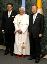 AP El Papa fue recibido en Naciones Unidas por el Secretario General de la ONU, Ban Ki-moon.