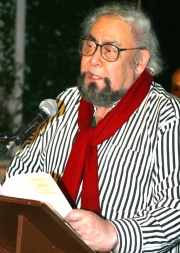 Hernán ChicaEn el patio de la Casa de la Cultura La Barquereña, Mario Rivero leyó Poemas Urbanos, libro publicado en 1963. Recibió la estatuilla de Erato y manifestó que este reconocimiento resulta especial para él porque nació en Envigado y Sabaneta fue corregimiento de éste, de modo que en ambos municipios se siente en casa.