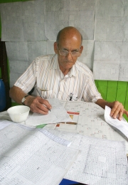 Hernán VanegasA Edgardo Ruiz Barón le gusta resolver en una hoja aparte del periódico los crucigramas. Para ello, los reproduce en una hoja oficio cuadriculada.