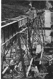 Montaje del viaducto en el tercer paso de la quebrada Sinifaná.