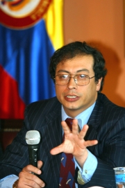 Gustavo Petro, Polo