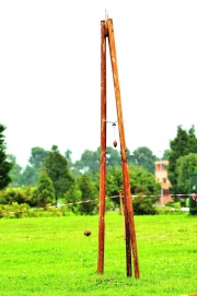ColprensaLa pirámide está en el centro del cuadrado que Jorge Elías forma con una cuerda en el césped del parque Simón Bolívar.