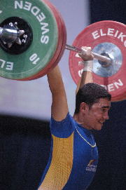 Cortesía El País, CaliNelson Castro en el esfuerzo del envión para conquistar una de las tres medallas doradas que obtuvo ayer.