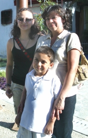 Gloria Gómez, residente en Estados Unidos, junto a sus dos hijos, Mariana y Derek.