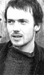 Como otras voces irlandesas, la de Damien Rice es subterránea: se conoció primero en las calles que en las disqueras.