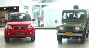 José Alejandro Pérez MonsalveDesde 1975 la marca japonesa se comercializa en vitrinas colombianas. En la gráfica dos generaciones de Daihatsu. A la derecha, el primer carro importado a Colombia, un campero F 10 . A la izquierda el reciente Terios.