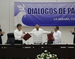 De izquierda a derecha, Ban Ki-moon, Juan Manuel Santos, Raúl Castro, Timoleón Jiménez y Børge Brende. FOTO AP