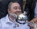 Alejandro Domínguez, presidente de la Conmebol, y encargado de traer la réplica del trofeo de la Copa Libertadores al Profe Montoya. FOTO JUAN ANTONIO SÁNCHEZ