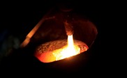 En un proceso que se puede demorar de 15 a 20 minutos, el oro es sometido a altas temperaturas para lograr su purificación y formar el lingote. FOTO MANUEL SALDARRIAGA