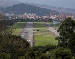 Así lucía la pista del aeropuerto Olaya Herrera de Medellín, 26 horas después de la Eucaristía del Papa Francisco. FOTO jaime pérez 