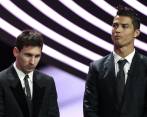 Los madridistas Cristiano Ronaldo y Gareth Bale, junto al atlético Antoine Griezmann y el barcelonista Leo Messi, ganador el año pasado. FOTO REUTERS