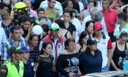 Algunas familias se arrodillaron al lado de los 33 ataúdes y el llanto colmó los rostros de la mayoría de habitantes de este municipio. FOTO Julio César Herrera