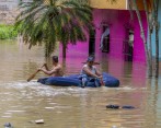 El corregimiento de Bolombolo (Venecia) lleva una semana inundado. Según autoridades locales son 180 las familias que han tenido que reubicar en albergues. FOTO Juan Antonio Sánchez.
