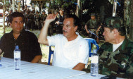 El presidente de la República Andrés Pastrana Arango, el alto comisionado para la paz, Víctor G. Ricardo y Manuel Marulanda Vélez, jefe del grupo armado, reunidos en Caquetania. Fecha: 2 de mayo de 1999. FOTO CORTESÍA