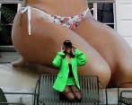 Rihanna posa con escultura de artista paisa en Berlín