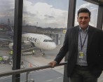 El director de Latam Airlines en Colombia, Santiago Álvarez, recibió el lunes el primer vuelo de la aerolínea que llegó a Rionegro desde Lima (Perú). Un A-319 para 144 pasajeros. FOTO MANUEL SALDARRIAGA