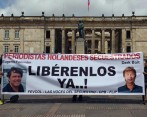 En la Plaza de Bolívar se realizó un plantón para solicitar la liberación de los periodistas holandeses secuestrados el sábado. Desde Holanda pidieron cesar las operaciones militares. FOTO efe