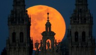 Superluna sobre Santiago de Compostela. Foto: EFE