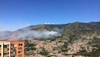 El viernes, Un incendio forestal de grandes proporciones consumió por lo menos dos hectáreas de vegetación el cerro Pan de Azúcar, al oriente de Medellín. FOTO RUBÉN DARÍO TANGARIFE CARDONA