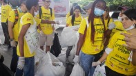 En Medellín la jornada partió de los almacenes Éxito de El Poblado, Laureles y San Antonio. Los voluntarios se dividieron en cuadrillas para aportarle al planeta. FOTO JAIME PÉREZ