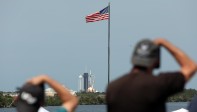 Luego de lograr su tarea de extraer a los dos astronautas de la gravedad terrestre, la primera etapa del cohete de 70 metros se separó de acuerdo a lo previsto, y regresó para posarse, en vertical, sobre una plataforma en Florida. FOTO AFP