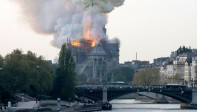 La catedral de Notre Dame de París, uno de los monumentos más emblemáticos de la capital francesa, sufre un incendio en la tarde de este lunes. FOTO AFP