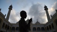 Musulmanes de todo el mundo están celebrando el mes del Ramadán, el mes más sagrado del calendario islámico durante el cual los musulmanes ayunan desde el amanecer. hasta el atardecer. Fotos : ASIF HASSAN / AFP
