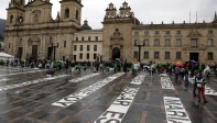 Víctimas de la violencia participaron en la elaboración de Quebrantos, una intervención que la artista plástica Doris Salcedo en la Plaza de Bolívar de Bogotá. FOTO EFE
