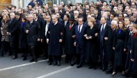 Con los brazos entrelazados, más de 40 líderes mundiales encabezaron la sombría procesión, dejando de lado sus diferencias en una manifestación que según el presidente francés Francois Hollande transformó a París en “la capital del mundo”. FOTO REUTERS