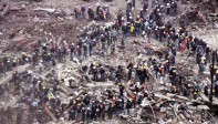 12 de septiembre | El día después de los atentados y la caída de las Torres Gemelas cientos de personas permanecían en Zona Cero para buscar sobrevivientes. Improvisaron “brigadas de baldes” para remover los escombros de las torres colapsadas. FOTO ARCHIVO 9/11 MEMORIAL MUSEUM