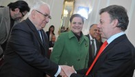 Belisario Betancur con Juan Manuel Santos, Nobel de Paz, y Clara López