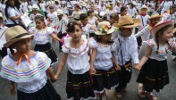 La comparsa de la Corporación de Silleteros de Santa Elena, fue una de las más aplaudidas por la belleza de sus silletas y el compromiso de sus niños, quienes son hijos de silleteros y los encargados de prologar esta tradición. FOTO AFP