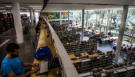 En el segundo piso es muchísimo más silencioso y cuenta con puestos de estudio y lectura. Al lado de este espacio se encuentra el museo Cámara de Maravilla, el cual difunde los contenidos patrimoniales. FOTOS : JULIO CÉSAR HERRERA