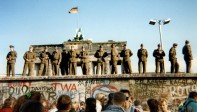 Guardias fronterizos de Alemania Oriental se paran en una sección del muro de Berlín con la Puerta de Brandeburgo al fondo. Foto de archivo tomada el 11 de noviembre de 1989. FOTO AFP 