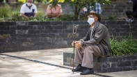 Adultos mayores disfrutan del parque central con responsabilidad. FOTO CARLOS VELÁSQUEZ