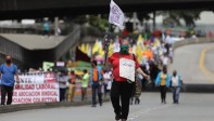 Las centrales obreras marcharon este jueves en Medellín en apoyo al paro Nacional, para reclamar al Gobierno el cumplimiento del pliego de peticiones formulado por el Comité Nacional de Paro. Foto: Edwin Bustamante.