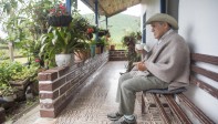Román Arboleda, lechero de San Félix, dedicado a esta industria desde hace más de 40 años. Foto: Edwin Bustamante
